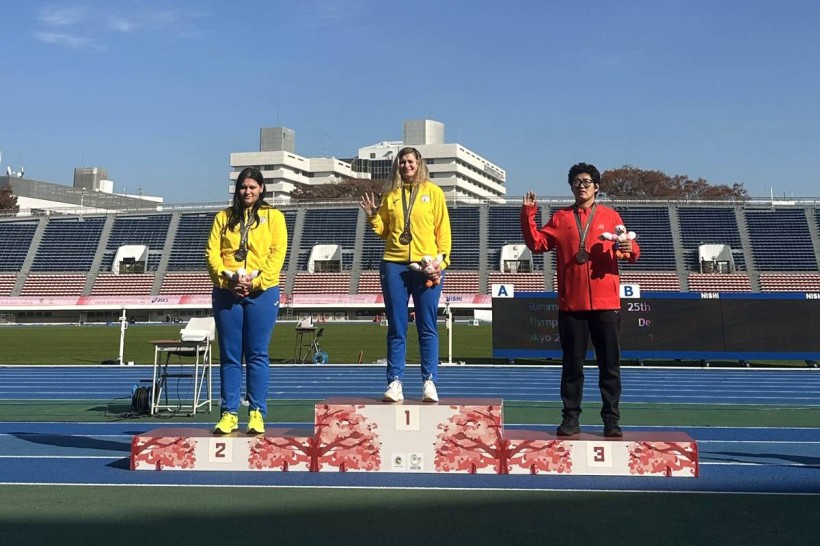 Українські спортсменки стоять на п'єдесталі