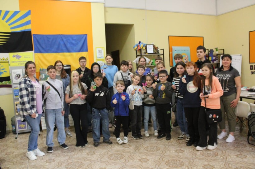 Групове фото дітей з власними поробками