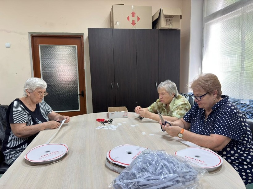 Жінки шиють адаптивний одяг
