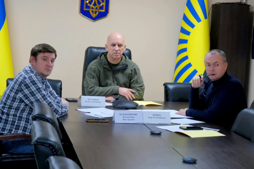 Учасники засідання сидять за столом