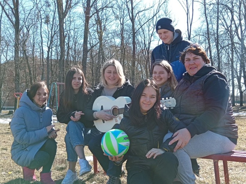 Учні та викладачі Лиманського професійно-технічного училища під час дозвілля з гітарою на свіжому повітрі.