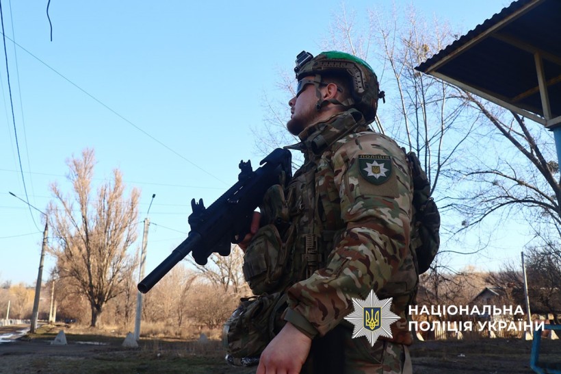 Поліцейський спостерігає, чи не наближаться дрон