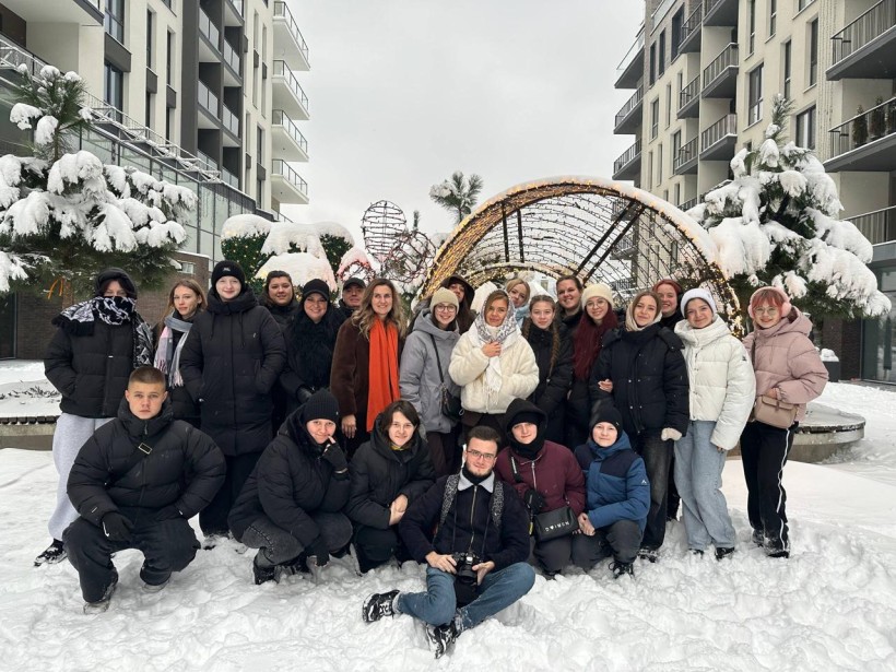 Зустріч молоді Новогродівської громади  Донецької області до Тячівської громади Закарпатської області. Хлопці та дівчата, спільне фото.