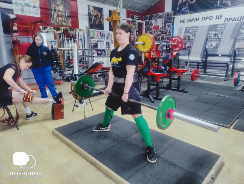 Бахмутський пауерліфтер під час тренуванння