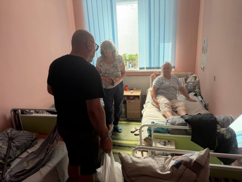 Начальник Часовоярської МВА Сергій Чаус спілкується з мешканкою громади в Уманському Будинку вееранів