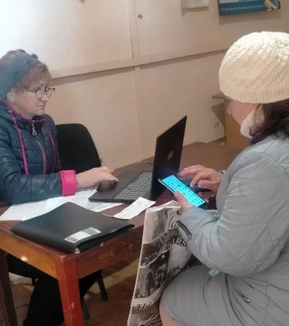 Фахівчиня Донецкьоблгазу проводить виїзний прийом жителів