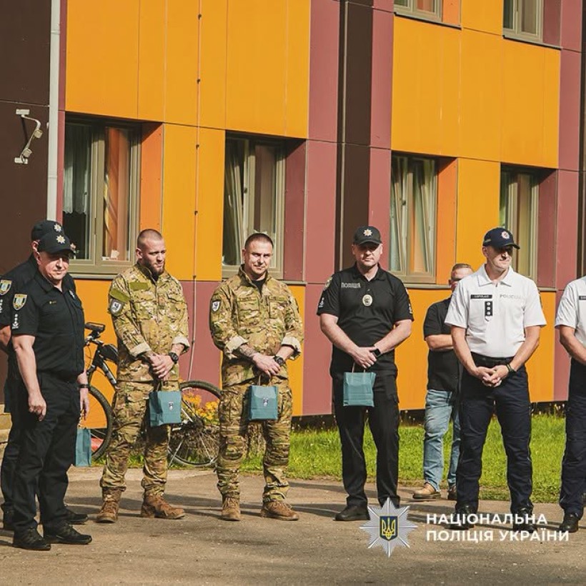 Українські поліцейські тримають подарунки від латвійських колег