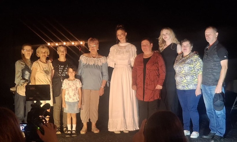 Спільне фото акторської трупи після показу вистави на сцені
