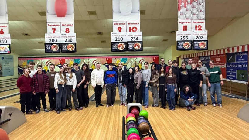 Студенти та викладачі трьох коледжів у боулінг-залі після гри на честь Міжнародного дня студента.