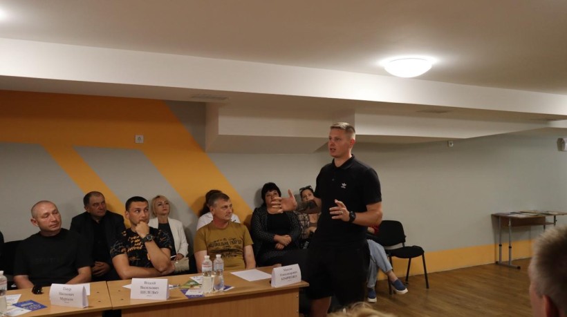 Учасник круглого столу звертається до присутніх з промовою