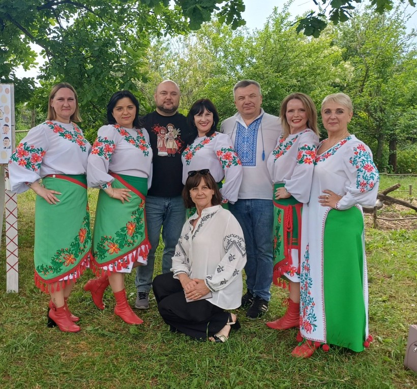 Спільне фото представників громади у вишиванках