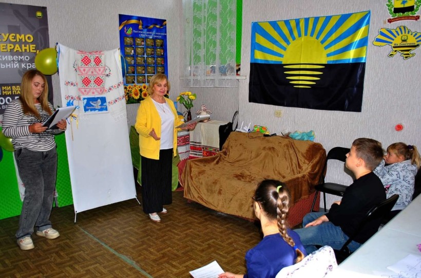 У гуманітарному хабі Мар’їнської міської військової адміністрації в місті Жовті Води для дітей з Донеччини відбувся арт-майстер-клас «Розлітайтеся світом голуби миру»