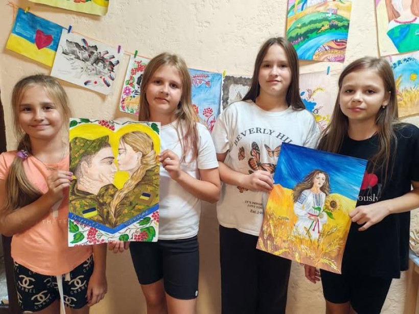 Школярки у рамках акції до Дня Захисника і Захисниці демонструють власні патріотичні малюнки