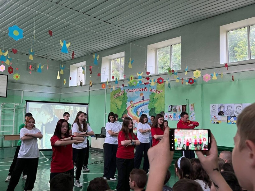 Флешмоб від таборівців під урочистого закриття експедиції.