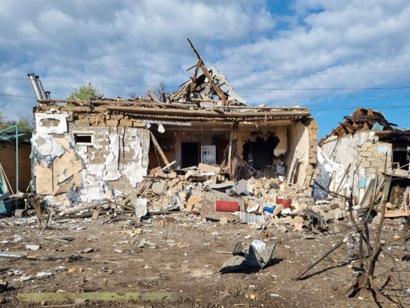 Зруйнований будинок після ворожого обстрілу