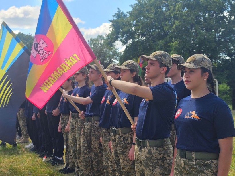 Юні джури з прапорами