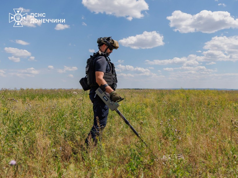 Піротехнік ДСНС обстежує територію