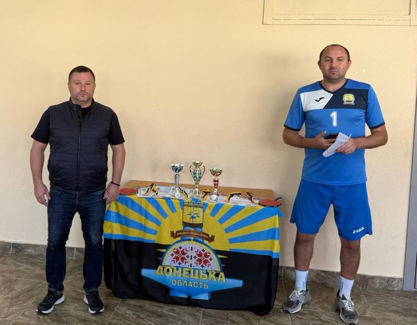 Керівник Кальчицької громади та переможець турніру біля кубків