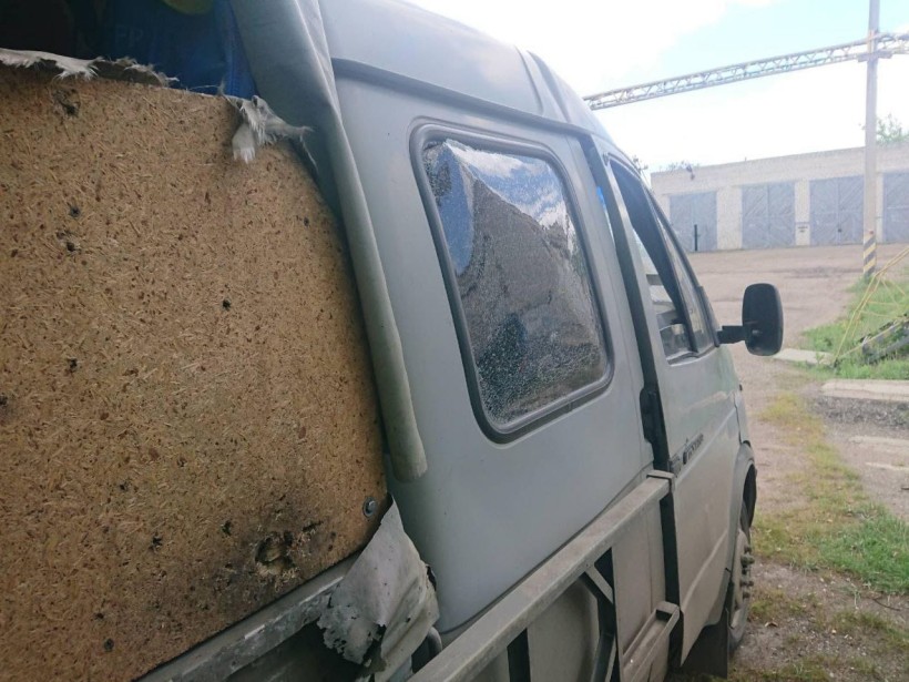 Автомобіль фахівців ДТЕК, який потрапив під атаку ворожого БПЛА.