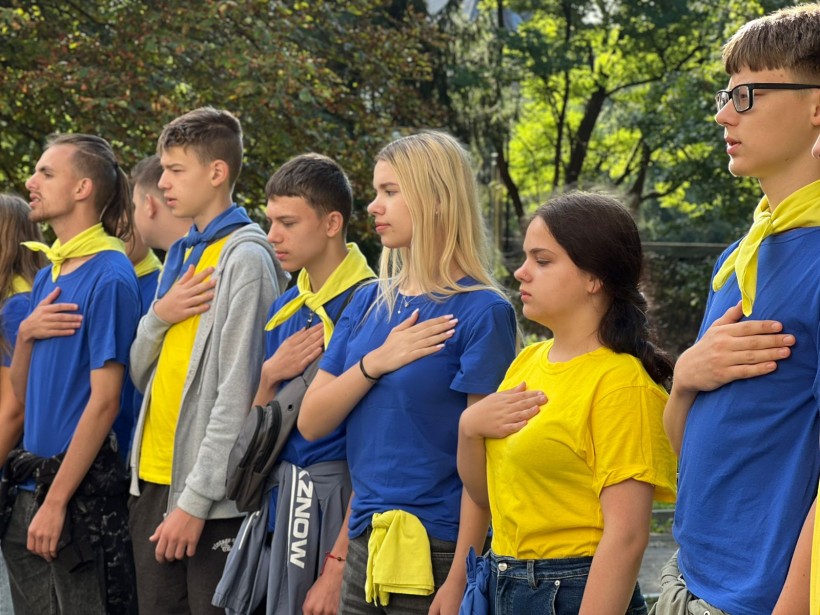 Діти тримають руку на серці під час виконання гімну України