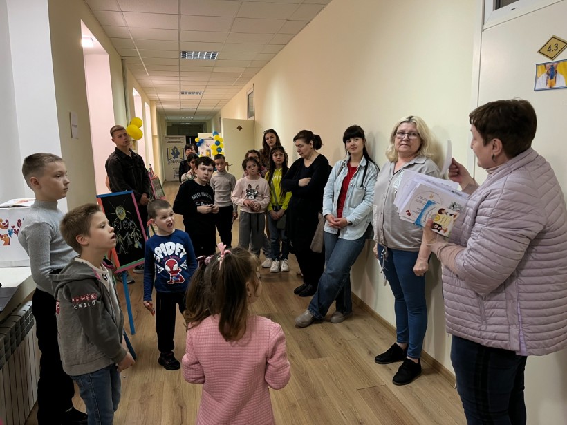Діти та дорослі під час підбиття підсумків квесту в Освітньому хабі «Донеччина». Вручення сертифікатів дружби