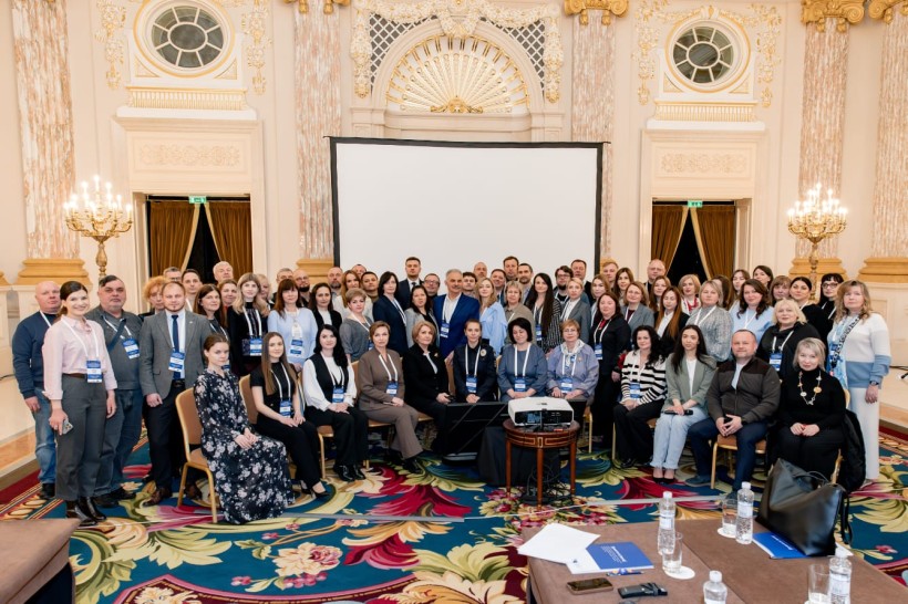 Спільне фото організаторів та учасників наради