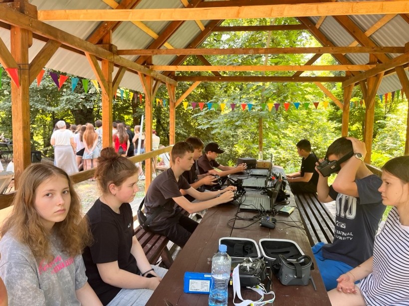 Учасники інтенсиву випробовують симулятор польотів FPV-дронів та навчаються керувати безпілотниками.