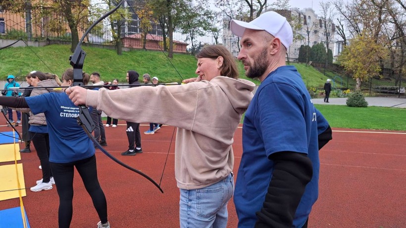 Ветерани та учасники обласних спортивних ігор "Степова міць" під час стрільби з лука