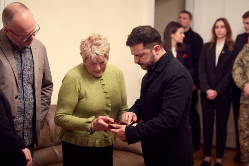 Володимир Зеленський передав нагороди рідним ірландських військовослужбовців, які віддали життя за Україну