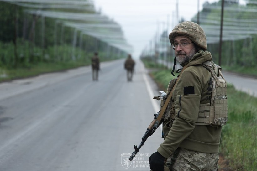Військові 24 бригади йдуть до дорозі, накритої антидроновими сітками