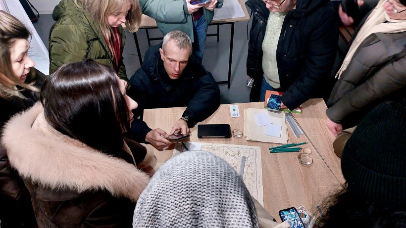 Учасники курсів роблять практичне завдання з топографії