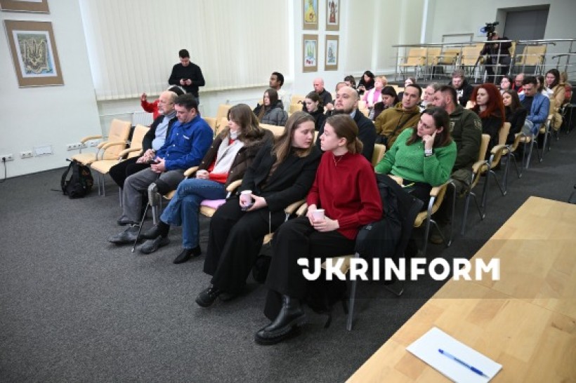 Представники громадськості беруть участь у брифінгу