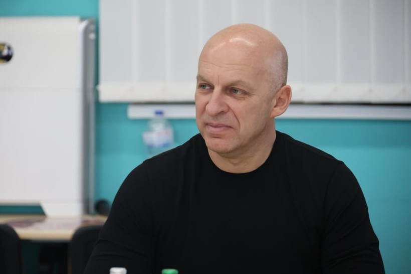 Начальник Донецької обласної військової адміністрації Вадим Філашкін, сидить за столом.