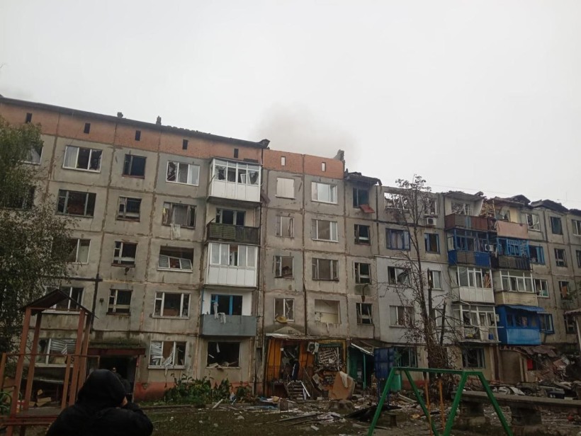 Зруйнований багатоповерховий будинок після ворожого обстрілу
