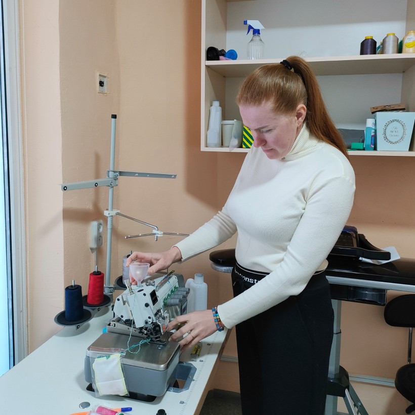 Олена Огороднікова разом з обладнанням, яке було придбано в рамках гранту