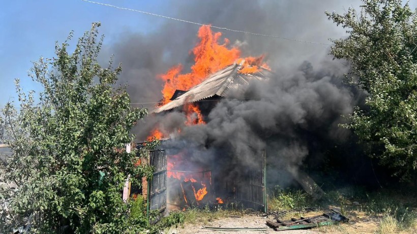 Горить будівля пілся обстрілу.