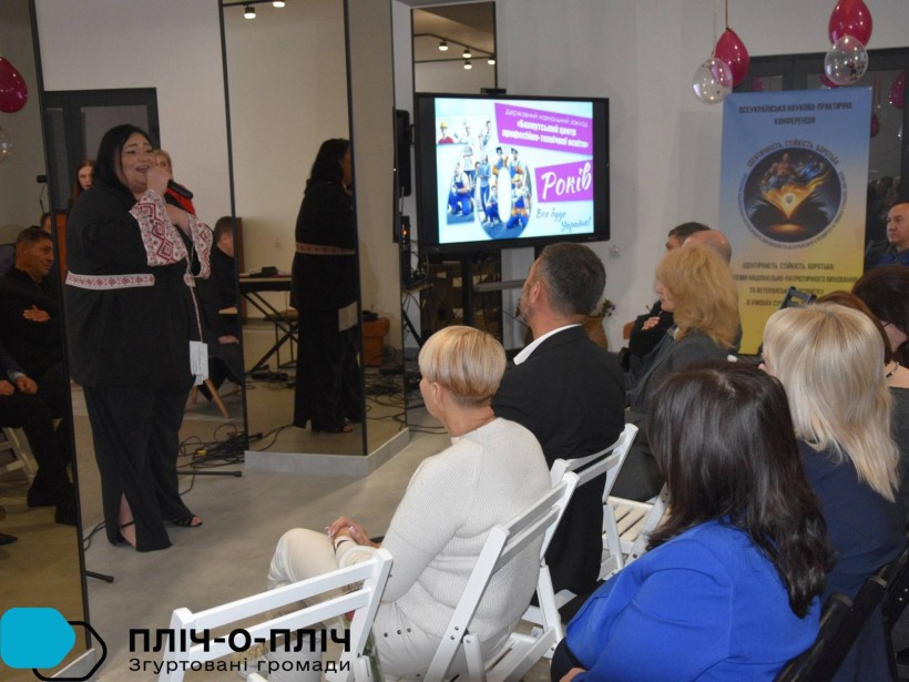 Жінка співає для глядачів