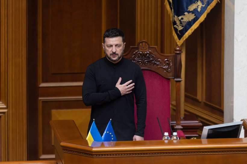 Володимир Зеленський у Верховній Раді співає Державний Гімн під час презентації нового складу Уряду.