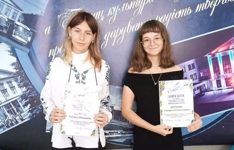 Вихованки на міському поетичному конкурсі