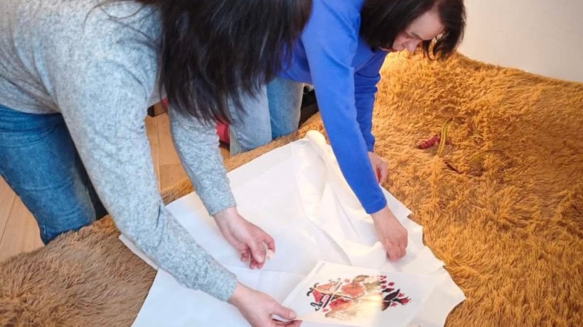 Майстрині приміряють малюнок до сорочки