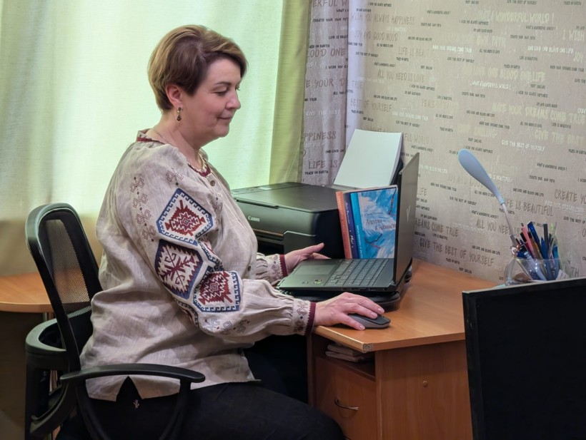 Очільниця обласної бібліотеки для дітей Юлія Василенко за ноутбуком
