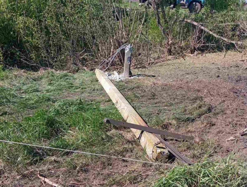 Повалена після ворожого обстрілу електроопора.