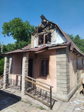 Пошкоджена мансарда у двоповерховому будинку.