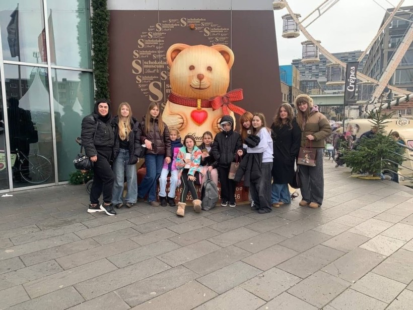Група українських дітей з Добропілля та Львова під час відвідування різдвяної локації у Кьольні біля тематичної інсталяції.