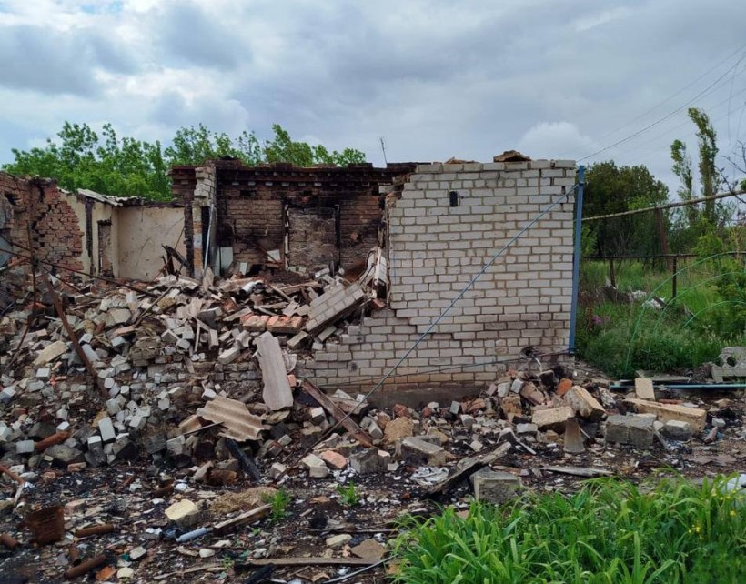 Одноповерхова будівля, зруйнована ворожим обстрілом.