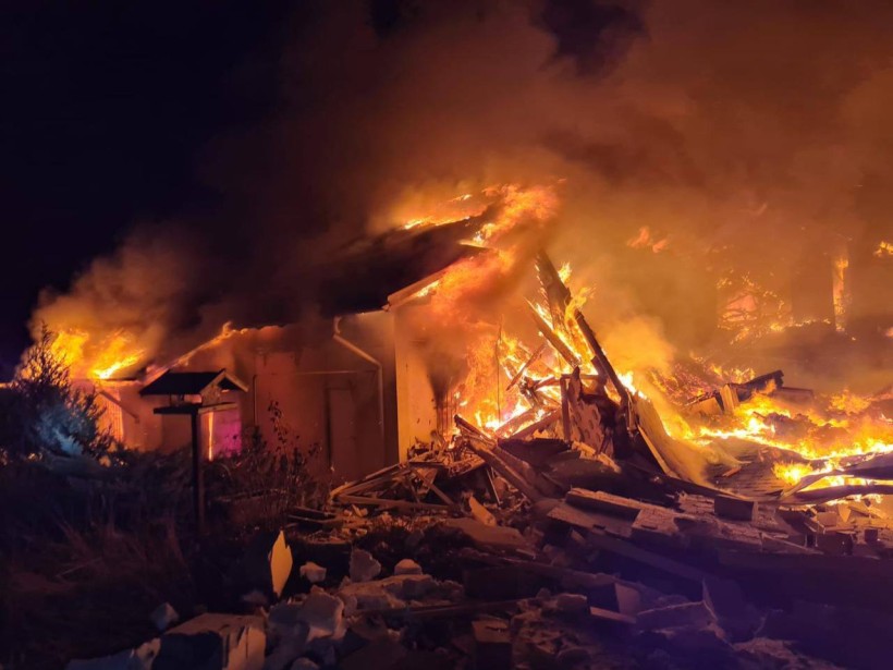 Пожежа в будинках після ворожого обстрілу