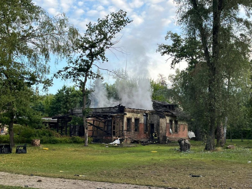 Пошкоджена та згоріла одноповерхова будівля посеред лісу, яка постраждала від обстрілу ворога.