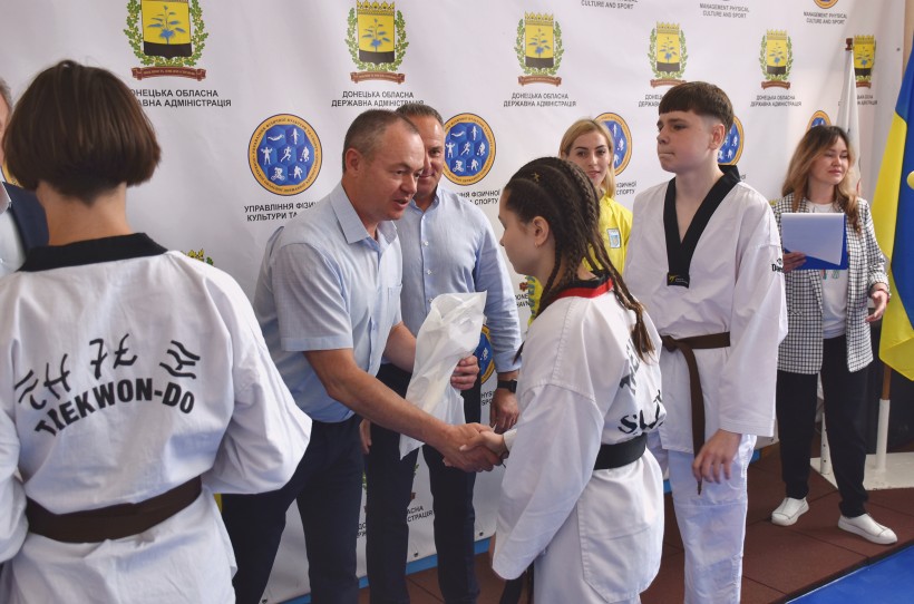 Заступник голови Донецької облдержадміністрації Ігор Бойко нагороджує спортсменів з тхеквондо