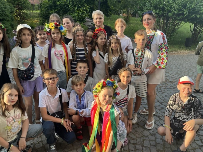 Діти привітали директора табору