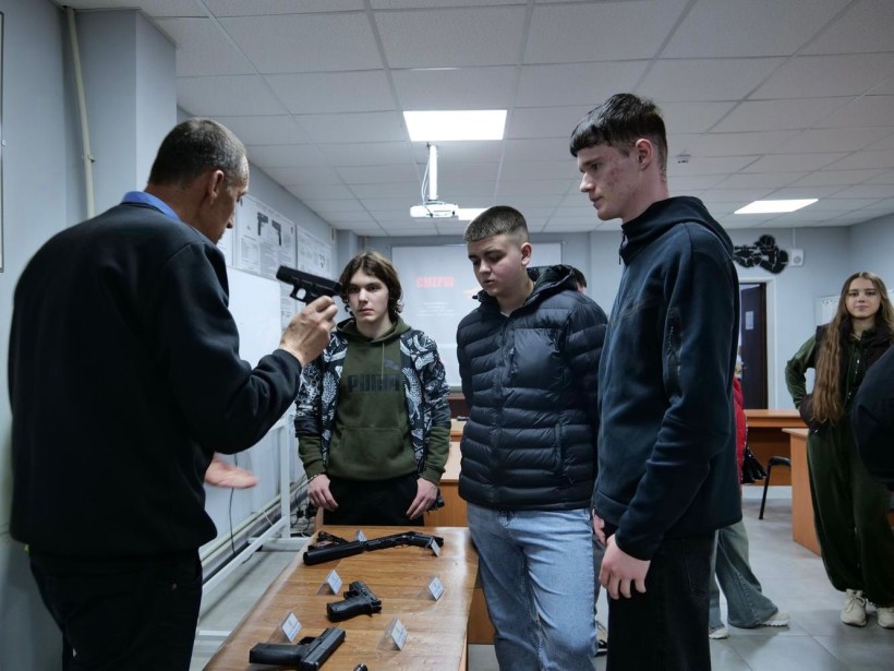 Демонстрація зброї для молоді